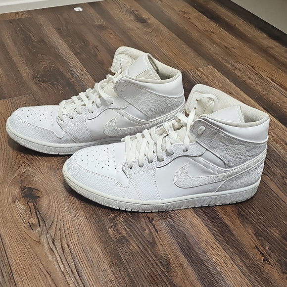 Nike Air Jordan 1 Mids Triple White
